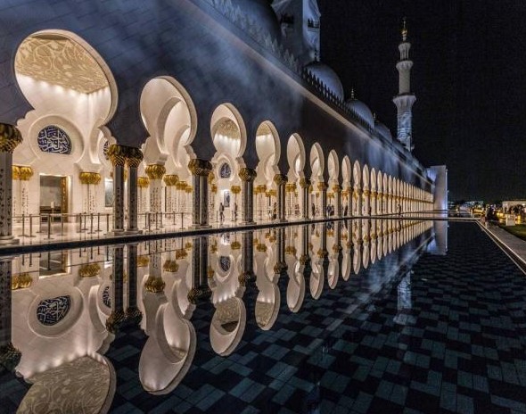 انعكاس مسجد الشيخ زايد على بركة المياه