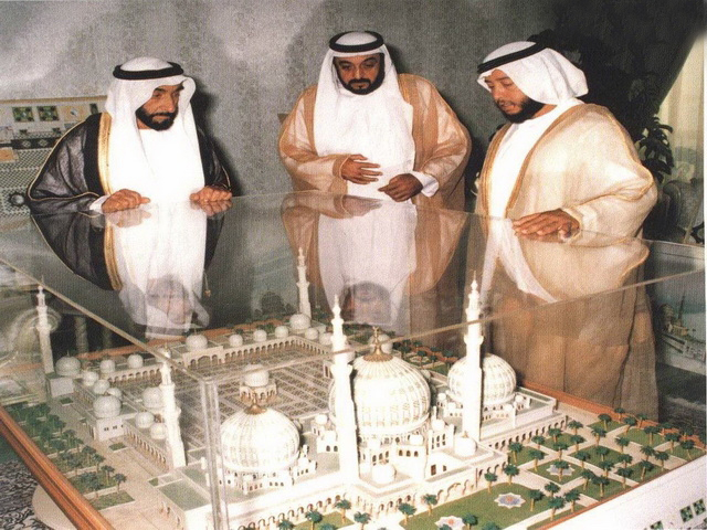 الشيخ زايد بن سلطان آل نهيان وماكيت مسجد الشيخ زايد